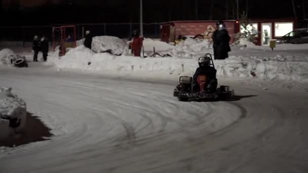 TOGLIATTI, RUSIA - 6 DE ENERO DE 2017: competiciones de invierno karting carreras sobre hielo en la noche . — Vídeos de Stock