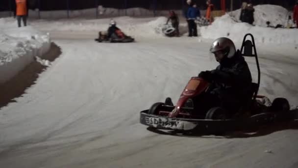 Togliatti, Ryssland - 6 januari 2017: Vintern amatör tävlingar karting racing på is på natten. — Stockvideo