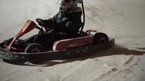 Togliatti, Ryssland - 6 januari 2017: Två åkare på karting på sträckan för raser med hög hastighet pass tur. — Stockvideo