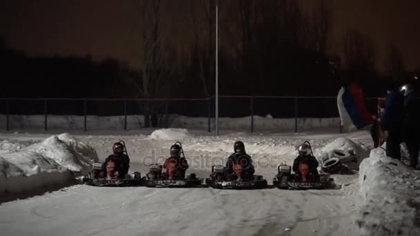 TOGLIATTI, RÚSSIA - JANEIRO 6, 2017: Corridas de karting para a rota. Atletas à noite na rota de início começam uma corrida . — Vídeo de Stock