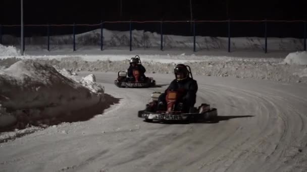 Togliatti, Federacja Rosyjska - 6 stycznia 2017 roku: Dwóch zawodników na karting na trasie na wyścigi z dużą prędkością przekazać kolej. — Wideo stockowe