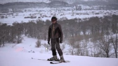 Kayak takım elbiseli ayakta ve yüksek bir dağda Kayak sporting sportif adam.