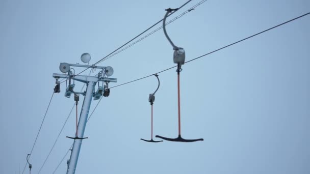Primer plano mostrando el telesilla trabajando en la estación de esquí . — Vídeos de Stock