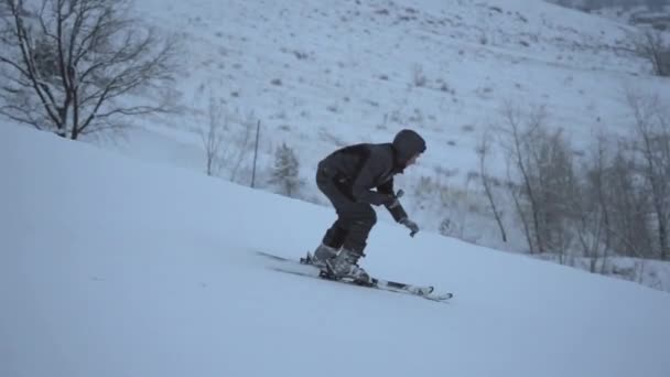 Esquiador profesional montando por la pendiente disparándose a sí mismo a la cámara de acción . — Vídeos de Stock