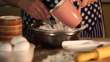 Su bardağı un içine hamur yapmak için ekler atış Fırıncılar el, kapatmak.