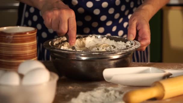 Su yumurta hamur için un karışımları atış housewifes eller yukarı kapatın — Stok video