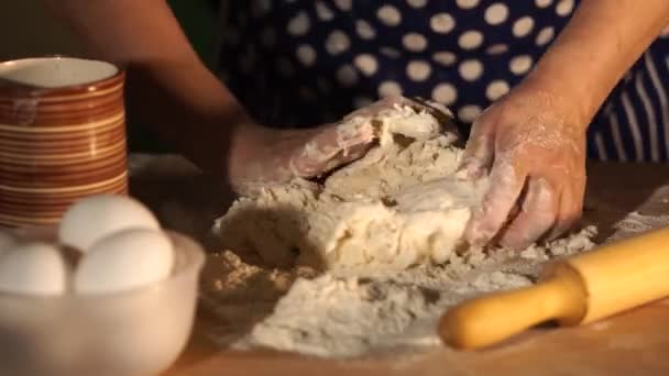 Primer plano de las manos del chef que amasa la masa sobre la mesa . — Vídeos de Stock
