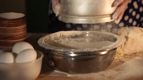 Nahaufnahme eines Bäckers, der das Mehl durch ein Sieb für die Köche sieben lässt. — Stockvideo