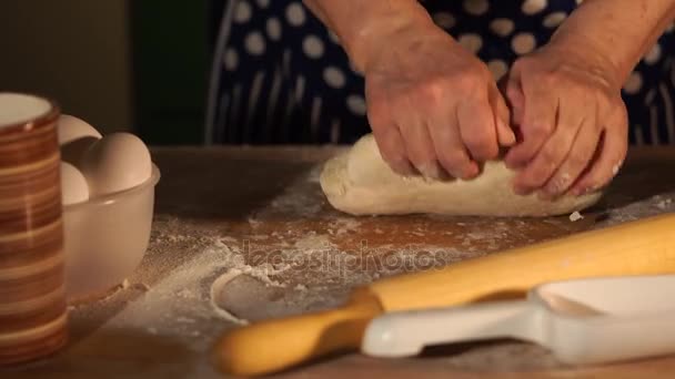 Detailní záběr záběr rukou pekařů, kteří hněte těsto získat dobrý stav. — Stock video