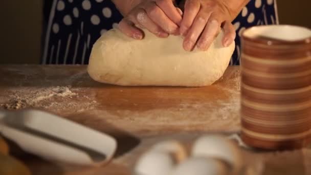 Primo piano colpo di casalinghe mani impastare l'impasto per ottenere buone condizioni . — Video Stock