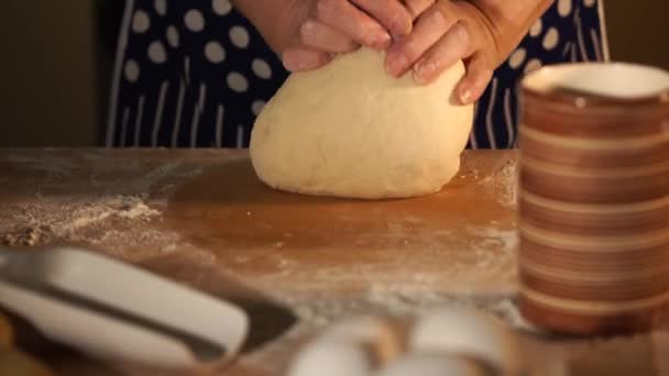 Primo piano colpo di mani panettieri impastare l'impasto per ottenere buone condizioni . — Video Stock