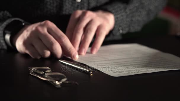Крупним планом знімок рук чоловіка, який підписує документи, вибірковий фокус . — стокове відео