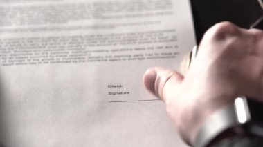 Bir anlaşma imzalayan ofis işçi el atış kapatın.