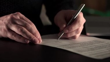 Yakın çekim Yöneticisi el, kim belgelerdeki imza. Solak olduğunu.