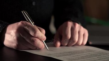 Kim belge transferi şirketi için işaret atış işadamı eller yukarı kapatın.