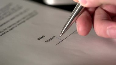 Sözleşme imza bırakan makro çekim istemcileri parmak.