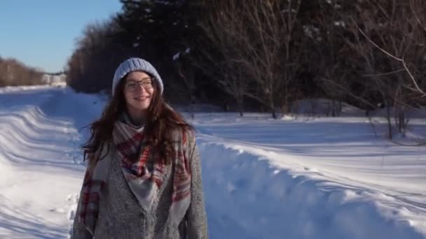 Молодая счастливая женщина ходит по зимней улице . — стоковое видео