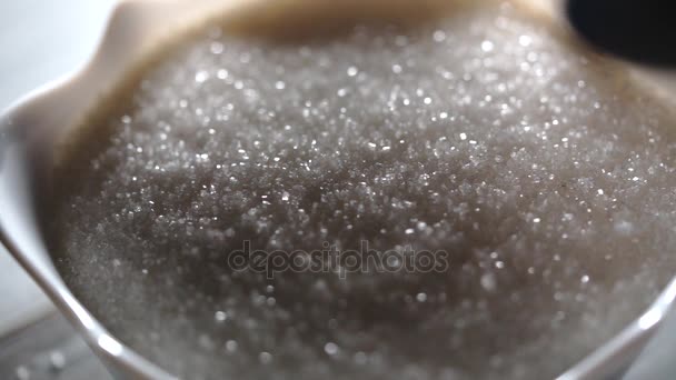Nära upp skott av vitt socker i en glasskål — Stockvideo