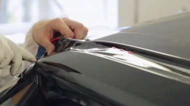 Beyaz eldiven kaldırır hava kabarcıkları araba elinde kadeh yakından mans.