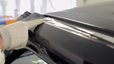 Vücut dükkanı yetenekli bir vinil yüzey aracın ortasına kadar geçerlidir.