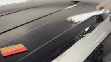 İşçiler garaj saç kurutma makinesi sürekli yüzey vinil ısıtmalı.