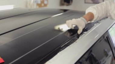 Vücut dükkanı yetenekli bir vinil yüzey aracın ortasına kadar geçerlidir.
