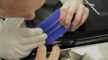 Adam kesme vinil film çekim kadar araba ayarlama sırasında kapatın