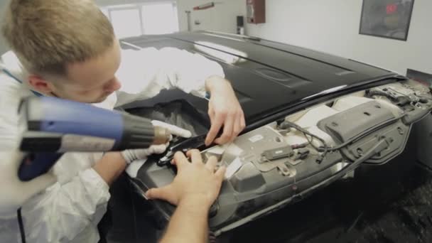 专家在车库光滑的表面的机器、 粘贴乙烯基. — 图库视频影像