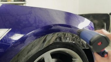 Eller düzgünleştirir kırışıklık ve vinil araba yapıştırma zaman hava kabarcıkları mans