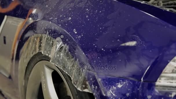 Arbeiter sprühen Reiniger auf die Fahrzeugoberfläche. — Stockvideo