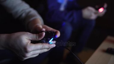 İki kadeh yakından iskambil video oyun konsolu kavgası çocuklar.