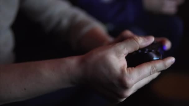 Close up tiro de jogadores mãos jogando console de jogos de vídeo . — Vídeo de Stock