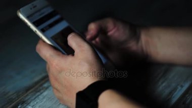 Kişi el atış smartphone cep telefonu ile tarama bu haberi kapatın.