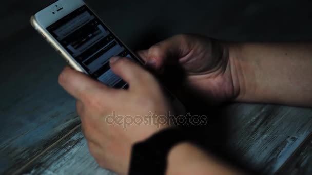 Close up shot of man hands viewing on his smart phone news. — Stock Video