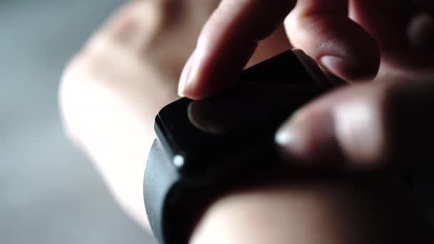 Primer plano tiro de las manos de la mujer usando sus relojes inteligentes . — Vídeos de Stock