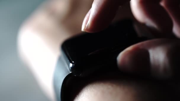 Κοντινό πλάνο της τα δάχτυλα ενός κοριτσιού έλεγχος εισερχόμενης αλληλογραφία για έξυπνα ρολόγια. — Αρχείο Βίντεο