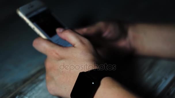 Крупним планом знімок жінки руки прокрутка сторінки на смартфоні . — стокове відео