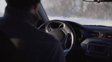 Genç adam bir kış yolda bir araba.