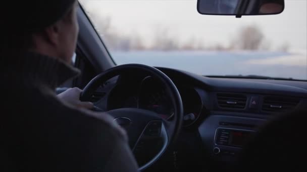 Zeitlupe: Fahrer fährt Auto auf winterlicher Straße. — Stockvideo