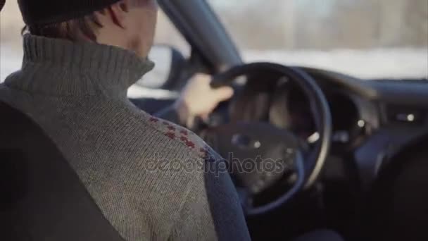 Вид ззаду водія, який керує транспортним засобом на зимовій дорозі . — стокове відео