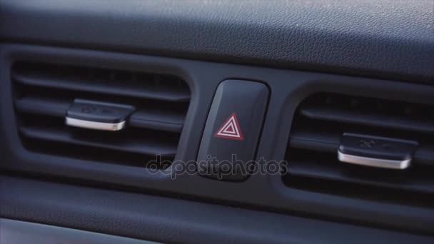 Мужчина нажимает кнопку тревоги в своей машине . — стоковое видео