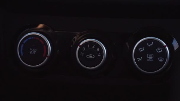 Az autó belsejében. Az ember irányítja a légkondicionáló, a kabinban. — Stock videók
