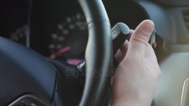 Yakın çekim yukarı bir cam temiz bir düğme yardımıyla çalışan el mans