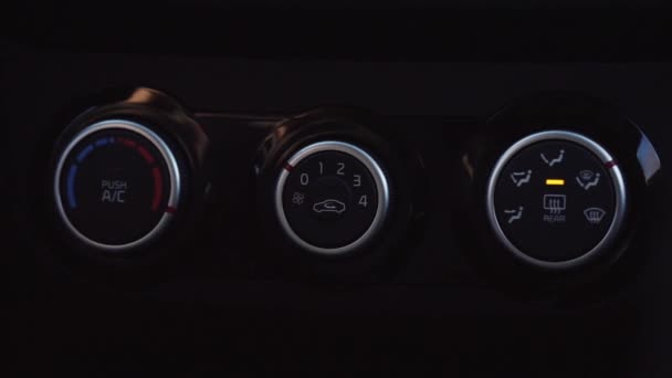Mano humana cambia el poder acondicionado con el botón en el coche . — Vídeos de Stock