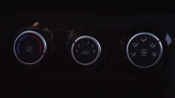 O homem controla o ar condicionado dentro do carro. . — Vídeo de Stock