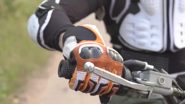 El motociclista está tratando de arrancar su motocicleta en el patio . — Vídeo de stock