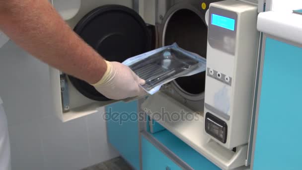 Close-up shot van de uitrusting voor schoendesinfectatie in het kantoor van tandartsen. — Stockvideo