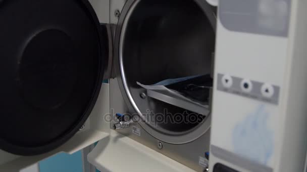Detailní záběr záběr mans ruku otevřené dveře sterilizované dentální přístroje. — Stock video