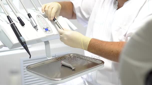 Clínica dental. Preparación de piezas de mano dentales para uso . — Vídeos de Stock