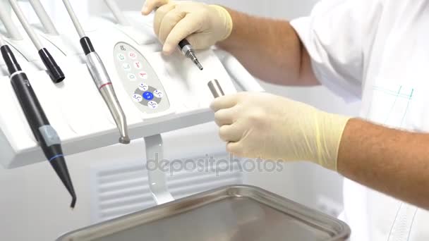 Klinika stomatologiczna. Przygotowanie do użycia handpieces dentystyczne. — Wideo stockowe